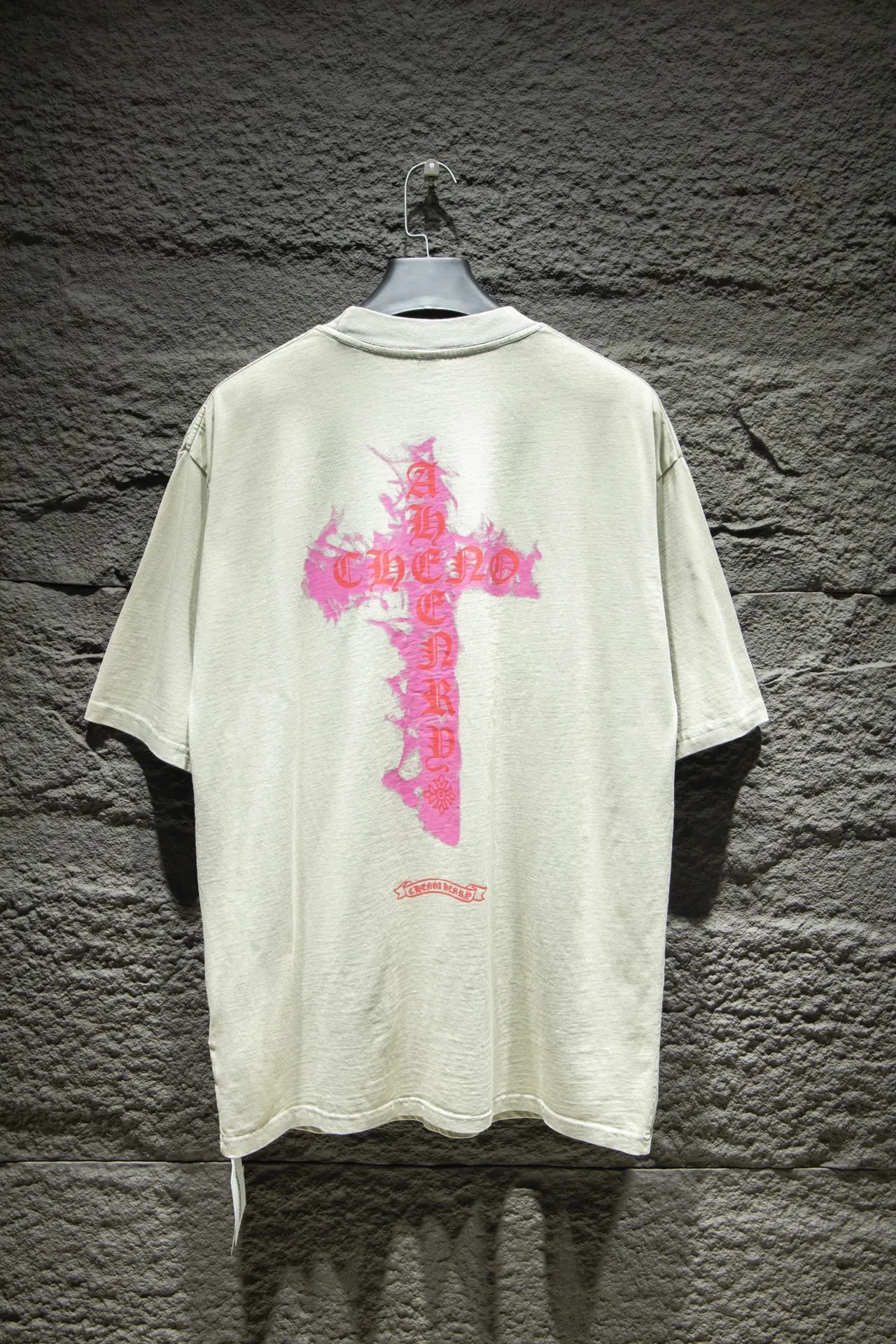 P170 Chrome hearts• ⚠YB custom-woven and dyed fabric, color, printing, version, accessories. The fabric is woven by imported machines. The uniqueness of the cloth texture creates a perfect garment effect. The fabric is made of 260-gram clean cloth with 320-gram 1*1 rib. 4-color environmentally friendly dyed fabric, and the threads are in the same cylinder without color difference.  Gradient dyeing of ready-made garments, the process of frying snowflakes in the washing water of ready-made garments, heavy distressing and whitening. Hat, collar, pockets, cuffs, front and rear threads, details of holes are clearly visible. The printing uses Japanese BROTHER white ink digital direct-to-garment printing. This model is a global limited edition. In order to present a product like a work of art, after a long period of repeated determination of details, it presents a very high-standard ready-to-wear garment. The front chest is made of direct-injection printing environmentally friendly glue material, using a mechanized printing process. Mechanical printing has high precision, the positioning accuracy can reach ±0.02mm, and the quality is stable.   The body of the garment is washed and distressed, which greatly increases the interest of the garment and creates a unique visual effect. The special washing effect creates a unique aged effect.  Croix Heart Short Sleeve must be the first short-sleeved piece in spring and summer that blurs the boundaries of unisex style. It has a classic dropped shoulder oversize version and a loose and casual upper body.  Color: Washed Gray, Washed Black Size: S M L XL
